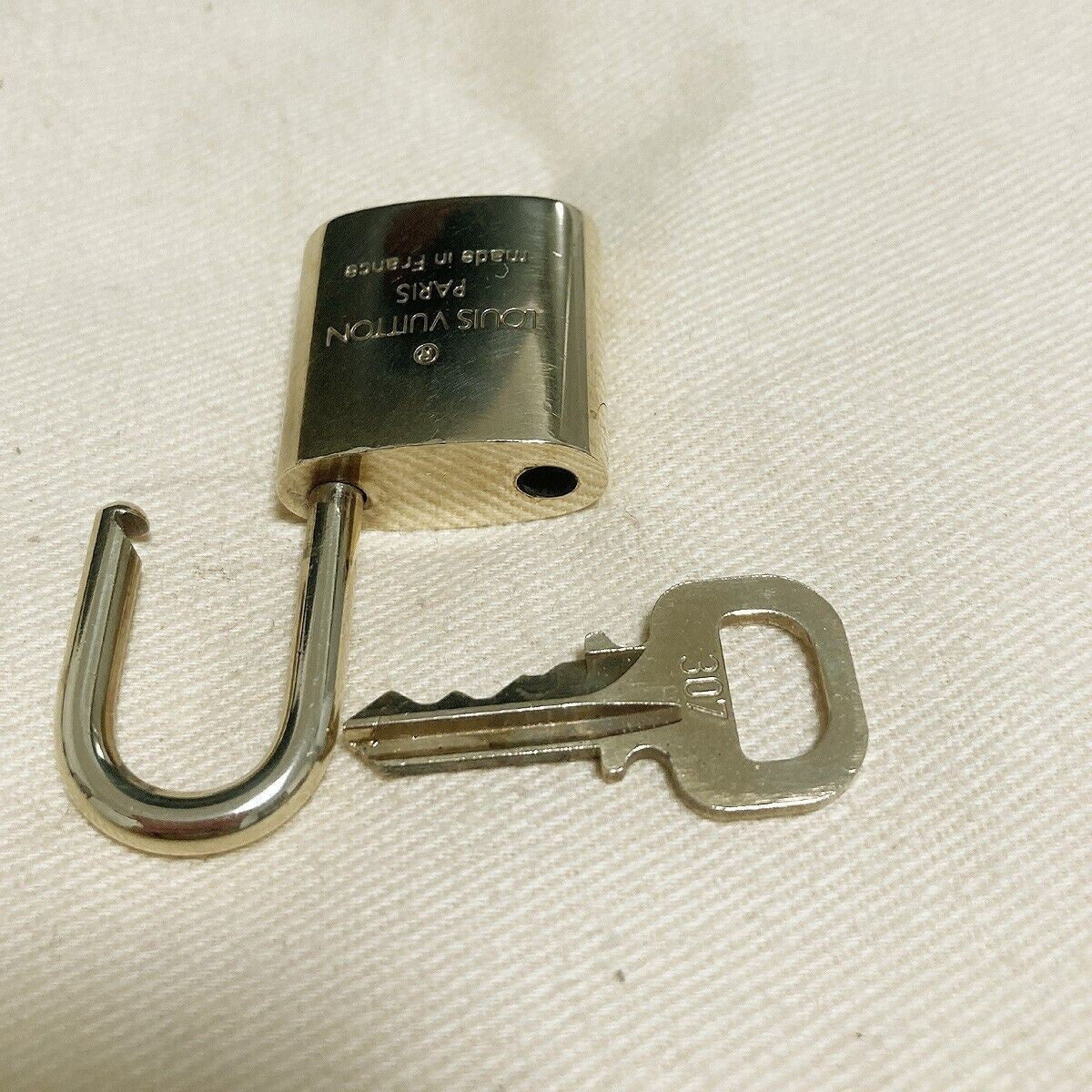 LOUIS VUITTON LV 10 SET PADLOCK KEY BAG CHARM CADENA GOLD PLATED FRANCE 35PDA016