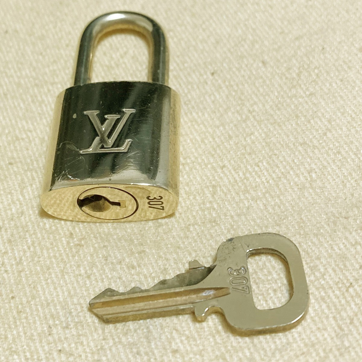 LOUIS VUITTON LV 10 SET PADLOCK KEY CHARM CADENA GOLD-PLATED FRANCE 62PDA238