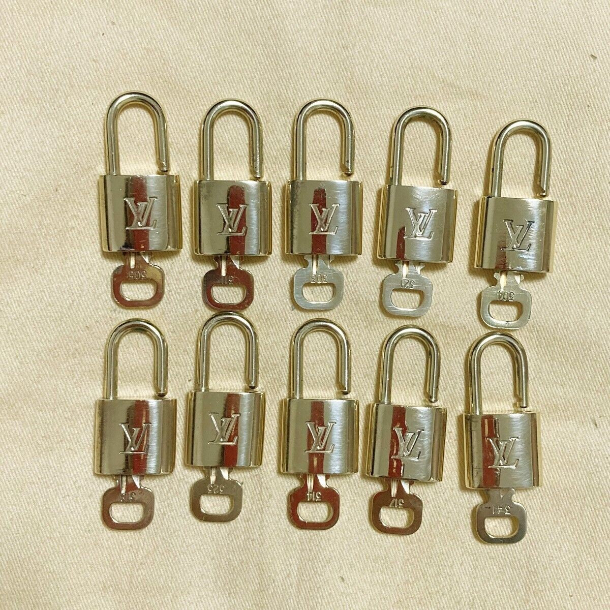 LOUIS VUITTON LV 10 SET PADLOCK KEY BAG CHARM CADENA GOLD PLATED FRANCE 37PDA071