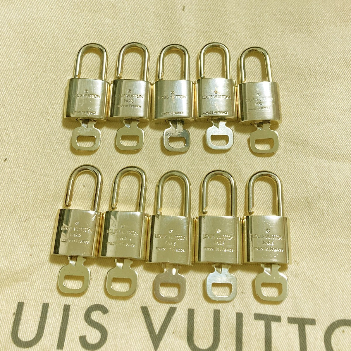 LOUIS VUITTON LV 10 SET PADLOCK KEY CHARM CADENA GOLD-PLATED FRANCE 31PDA302