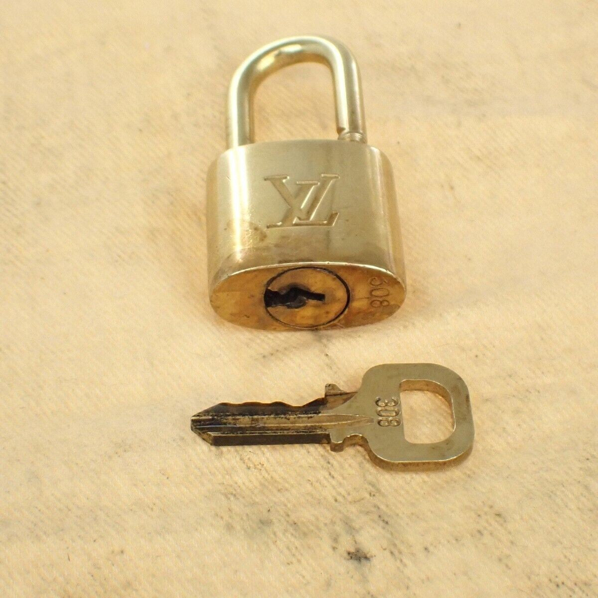 LOUIS VUITTON LV 10 SET PADLOCK KEY BAG CHARM CADENA GOLD PLATED FRANCE 39EB423