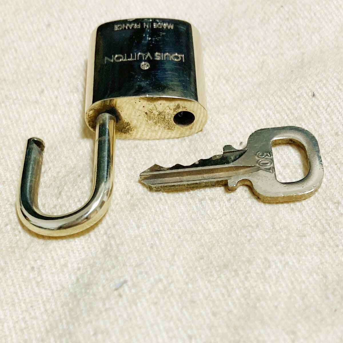 LOUIS VUITTON LV 10 SET PADLOCK KEY CHARM CADENA GOLD-PLATED FRANCE 31PDA188
