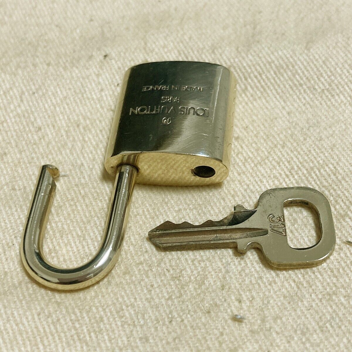 LOUIS VUITTON LV 10 SET PADLOCK KEY CHARM CADENA GOLD-PLATED FRANCE 62PDA159