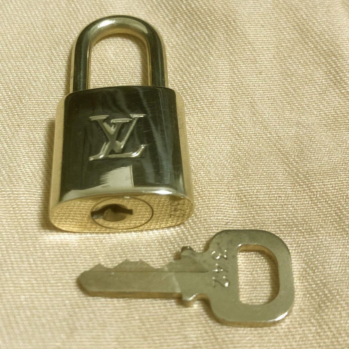 LOUIS VUITTON LV 10 SET PADLOCK KEY CHARM CADENA GOLD-PLATED FRANCE 65PDA314