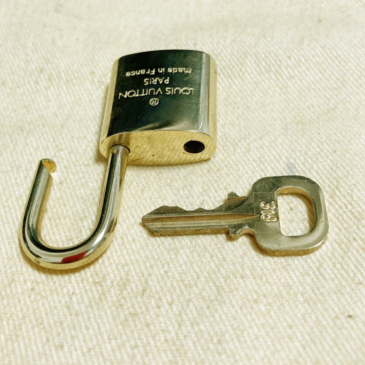AUTHENTIC LOUIS VUITTON LV 10 SET PADLOCK KEY CHARM CADENA GOLD FRANCE 31PDA143