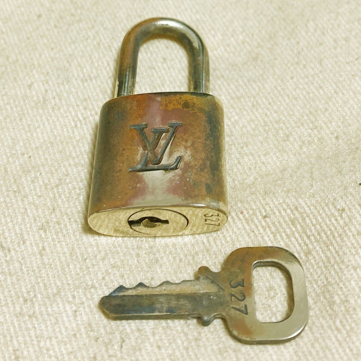 LOUIS VUITTON LV 10 SET PADLOCK KEY CHARM CADENA GOLD-PLATED FRANCE 31PDA219