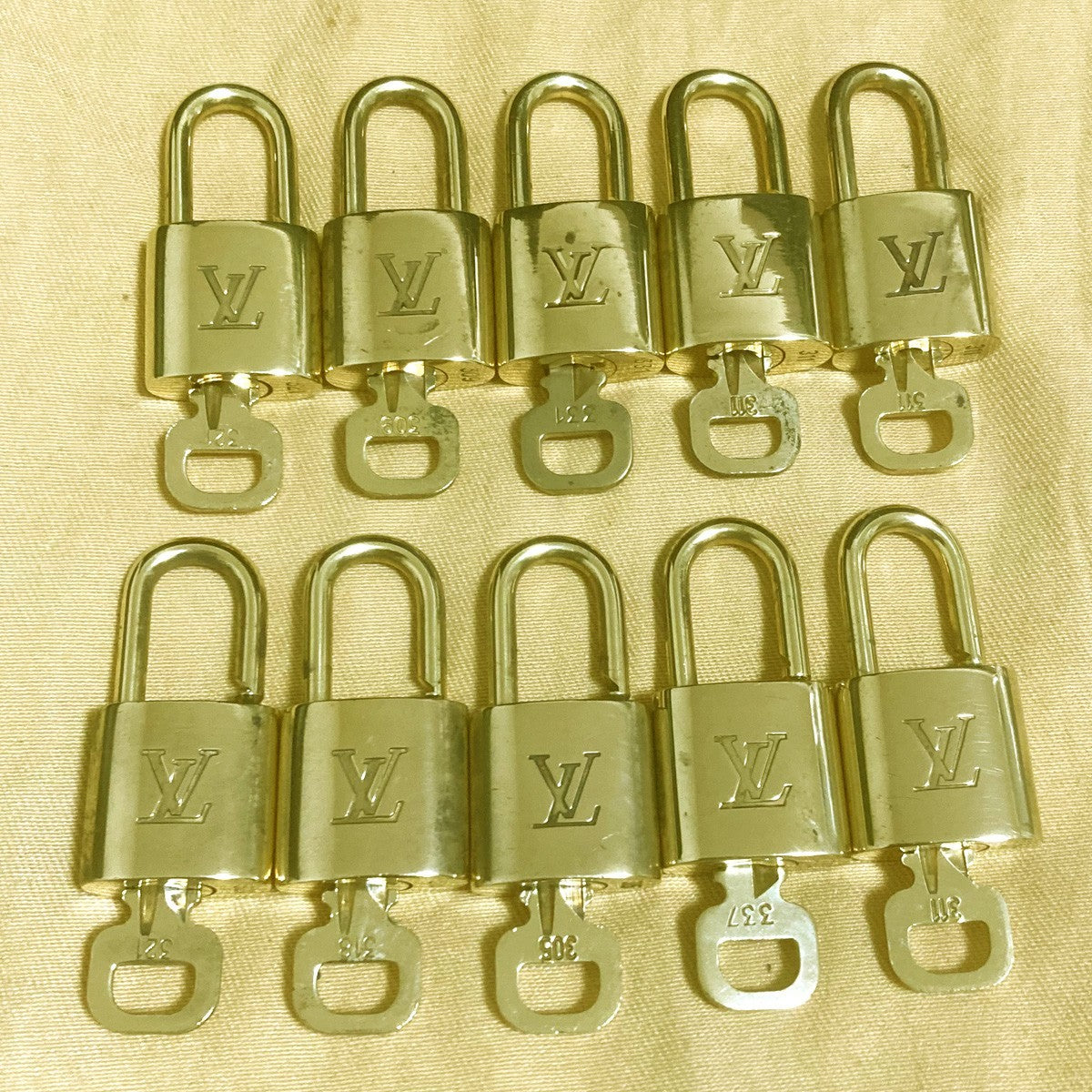 LOUIS VUITTON LV 10 SET PADLOCK KEY CHARM CADENA GOLD-PLATED FRANCE 37PDA320