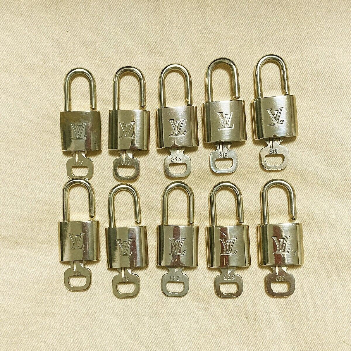 LOUIS VUITTON LV 10 SET PADLOCK KEY BAG CHARM CADENA GOLD PLATED FRANCE 37PDA040