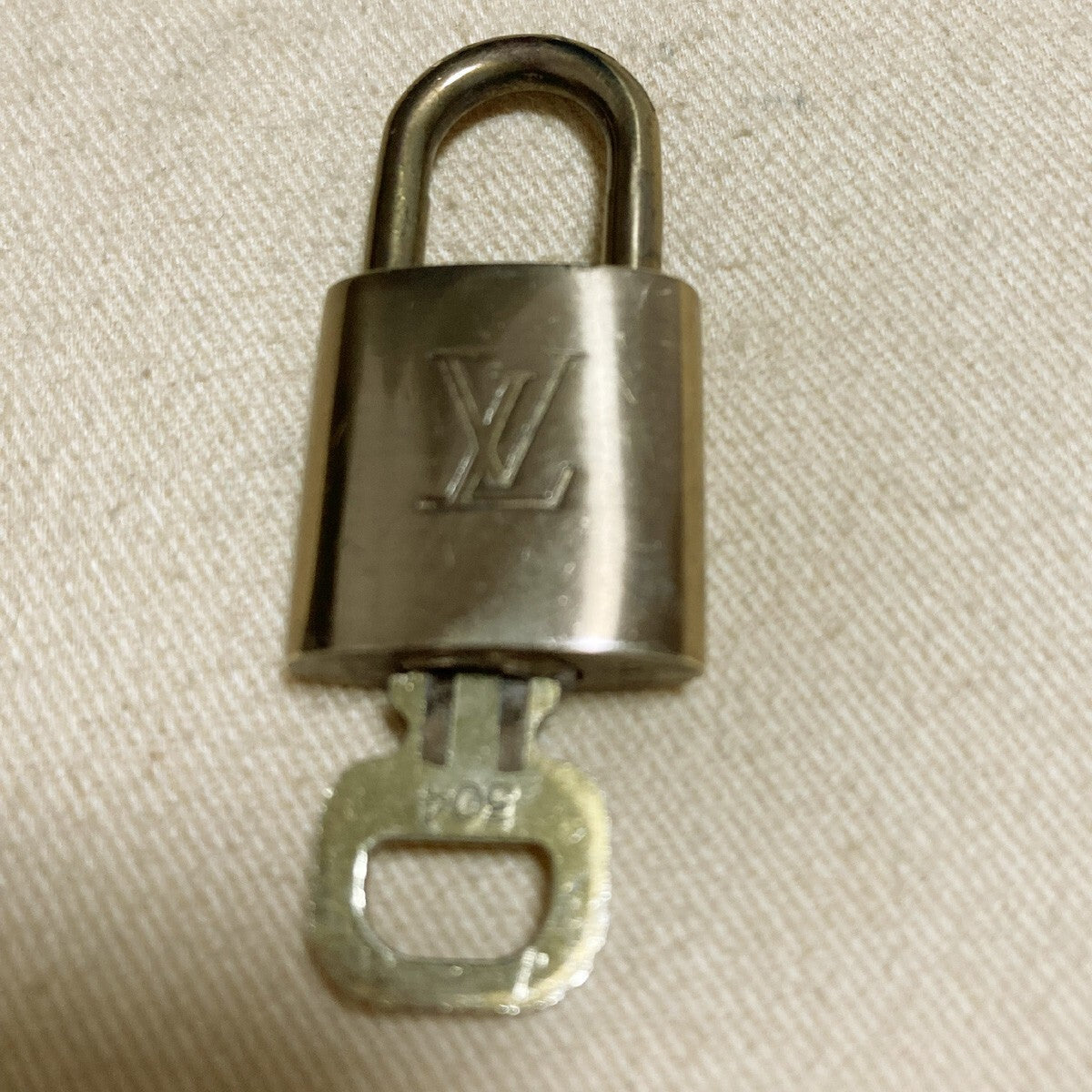 LOUIS VUITTON LV 10 SET PADLOCK KEY CHARM CADENA GOLD-PLATED FRANCE 65PDA177
