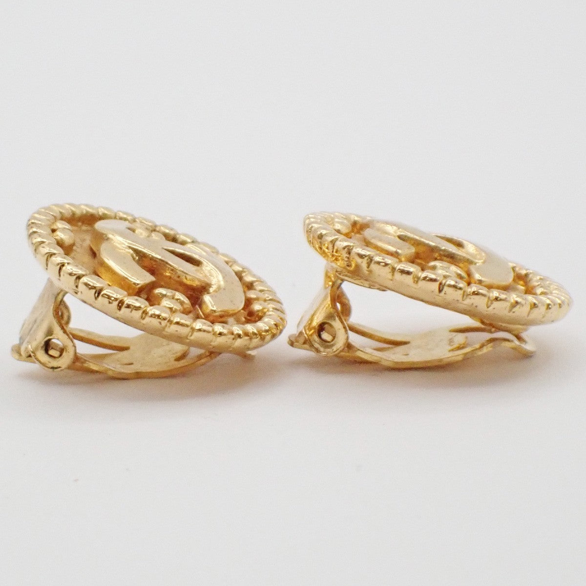 CHANEL CC Logo Round Button Earrings 96A Clip-On Gold France Vintage 39RL906