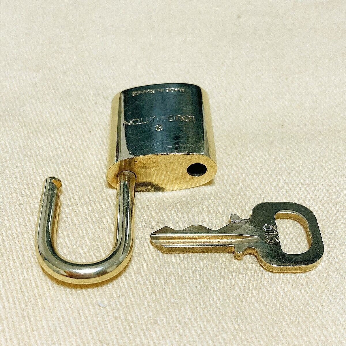 LOUIS VUITTON LV 10 SET PADLOCK KEY BAG CHARM CADENA GOLD PLATED FRANCE 37PDA022