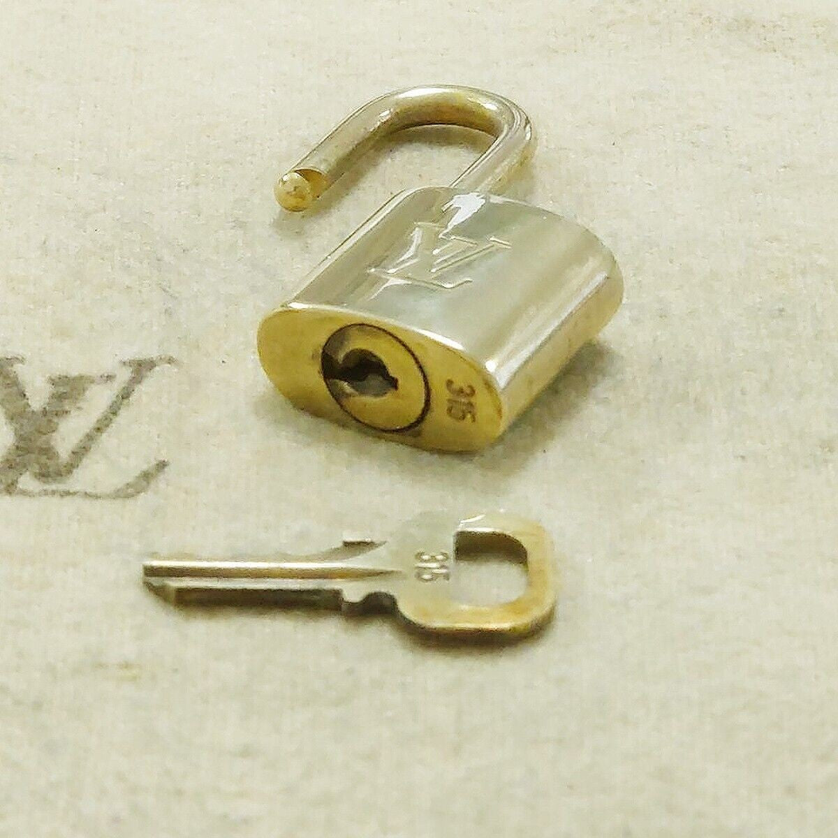 LOUIS VUITTON LV 10 SET PADLOCK KEY BAG CHARM CADENA GOLD PLATED FRANCE 65HA162