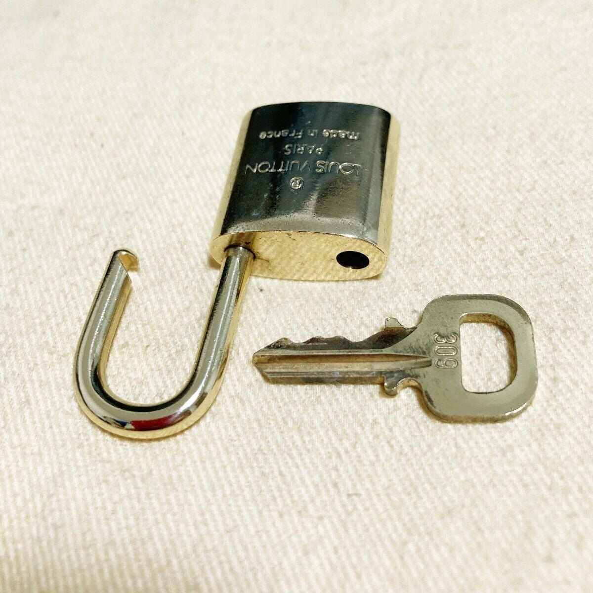 LOUIS VUITTON LV 10 SET PADLOCK KEY BAG CHARM CADENA GOLD PLATED FRANCE 39PDA095