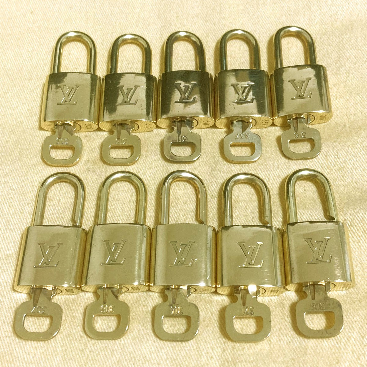 LOUIS VUITTON LV 10 SET PADLOCK KEY CHARM CADENA GOLD-PLATED FRANCE 39PDA311