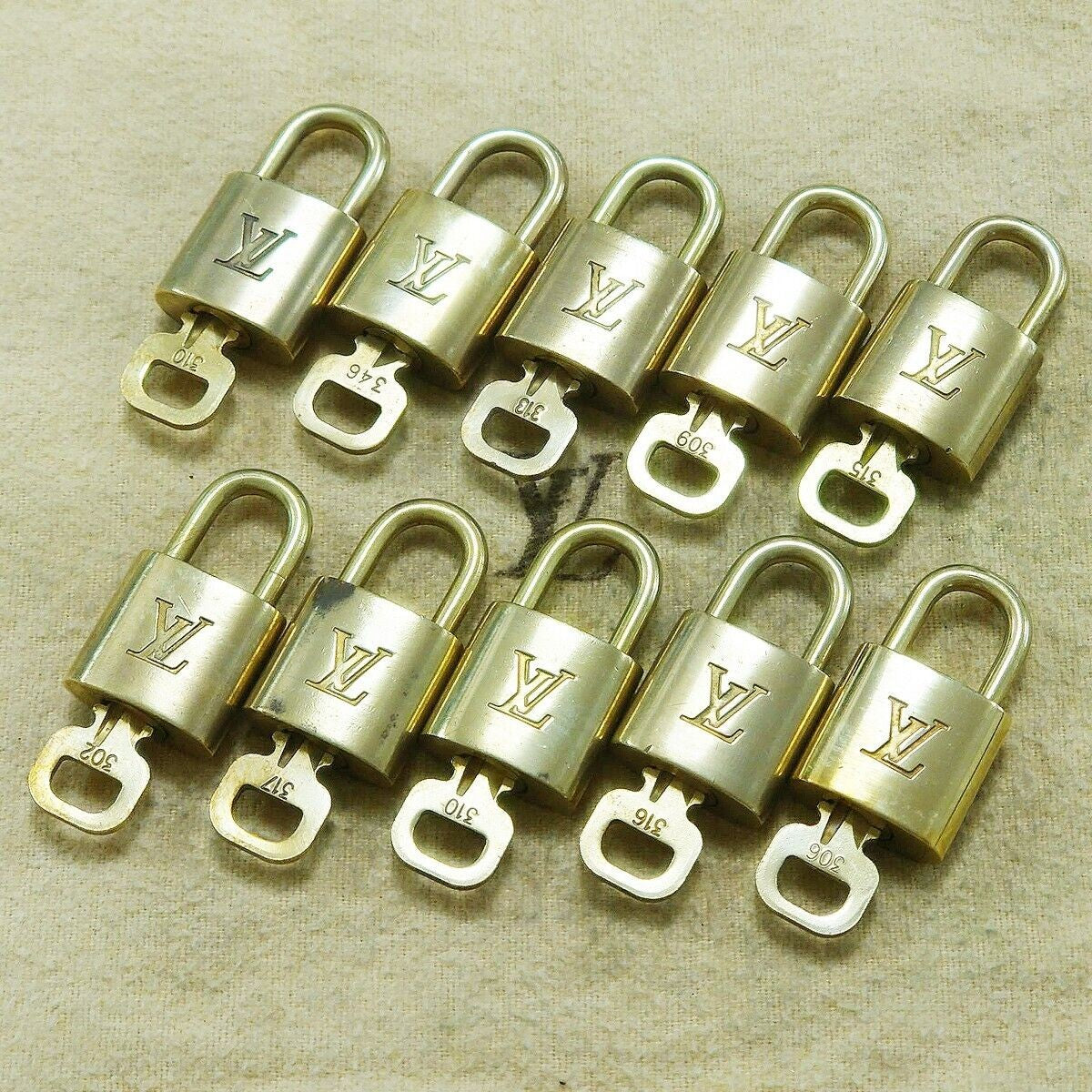 LOUIS VUITTON LV 10 SET PADLOCK KEY BAG CHARM CADENA GOLD PLATED FRANCE 65HA163