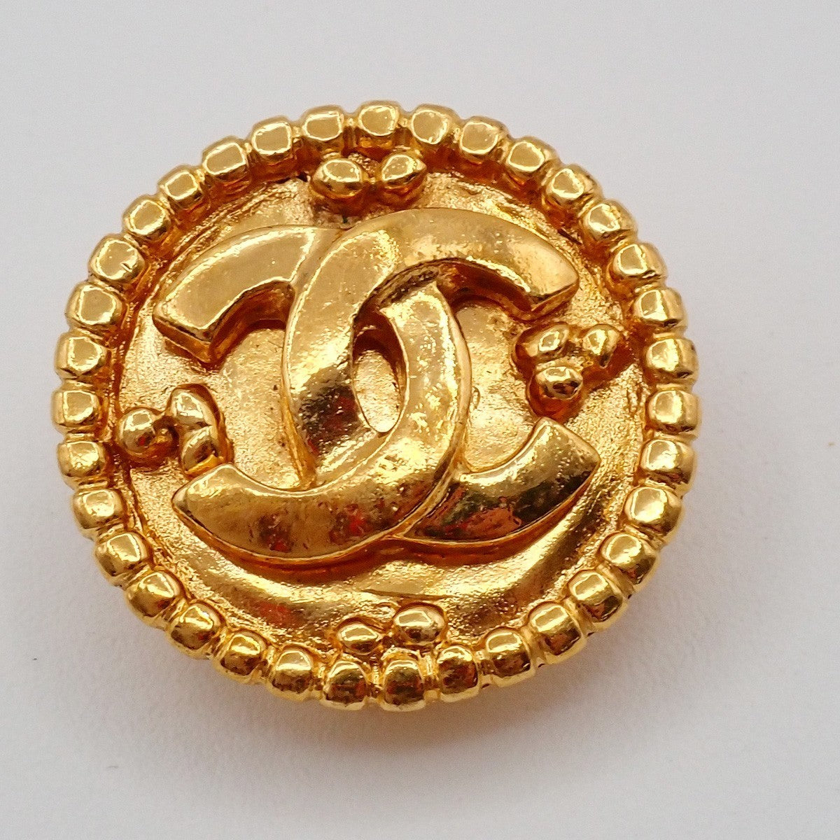 CHANEL CC Logo Round Button Earrings 96A Clip-On Gold France Vintage 80RL495