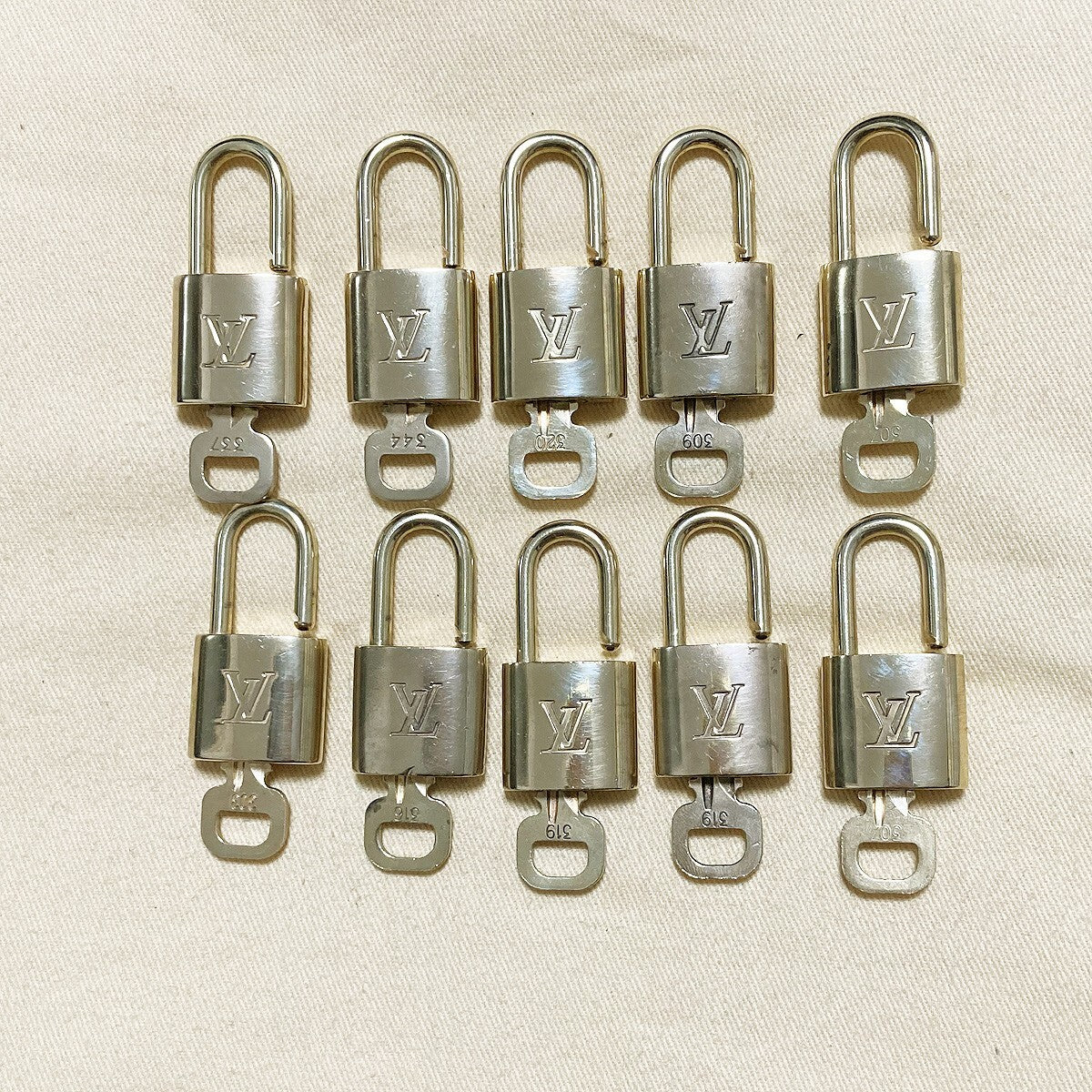 LOUIS VUITTON LV 10 SET PADLOCK KEY BAG CHARM CADENA GOLD PLATED FRANCE 35PDA027