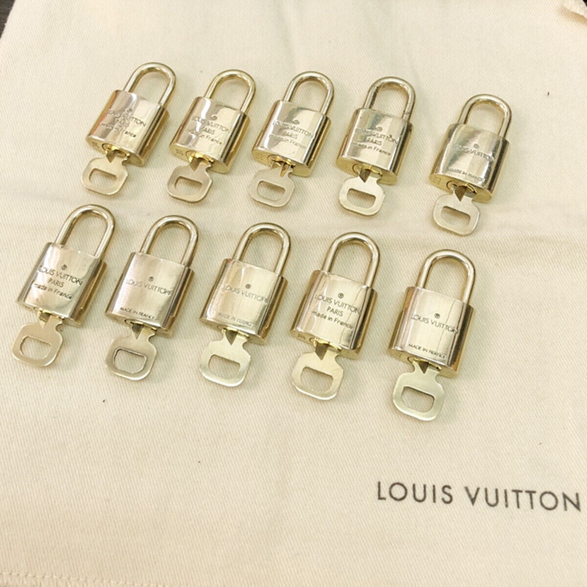 LOUIS VUITTON LV 10 SET PADLOCK KEY CHARM CADENA GOLD-PLATED FRANCE 34JF227