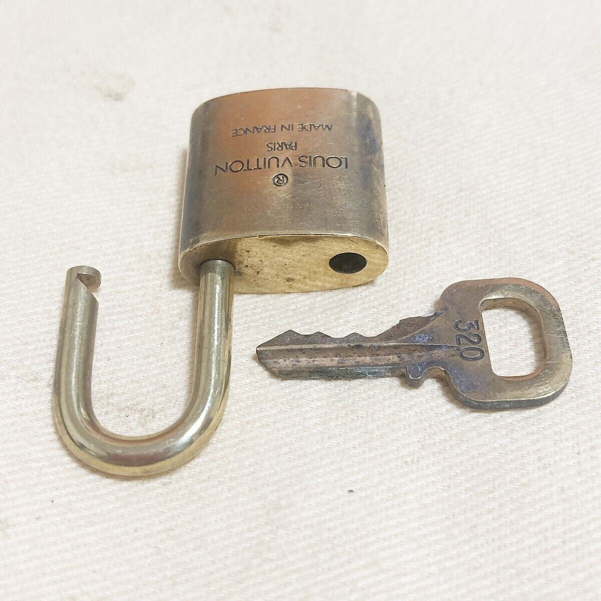 LOUIS VUITTON LV 10 SET PADLOCK KEY BAG CHARM CADENA GOLD PLATED FRANCE 33YB035