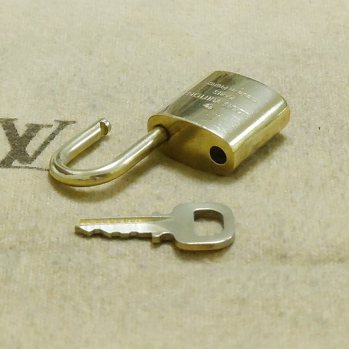 LOUIS VUITTON LV 10 SET PADLOCK KEY BAG CHARM CADENA GOLD PLATED FRANCE 65HA125