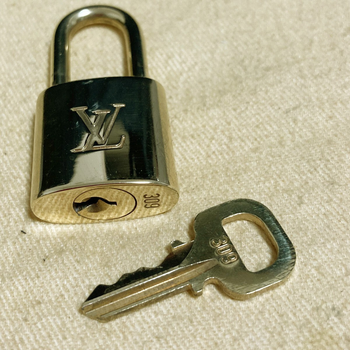 LOUIS VUITTON LV 10 SET PADLOCK KEY CHARM CADENA GOLD-PLATED FRANCE 33PDA147