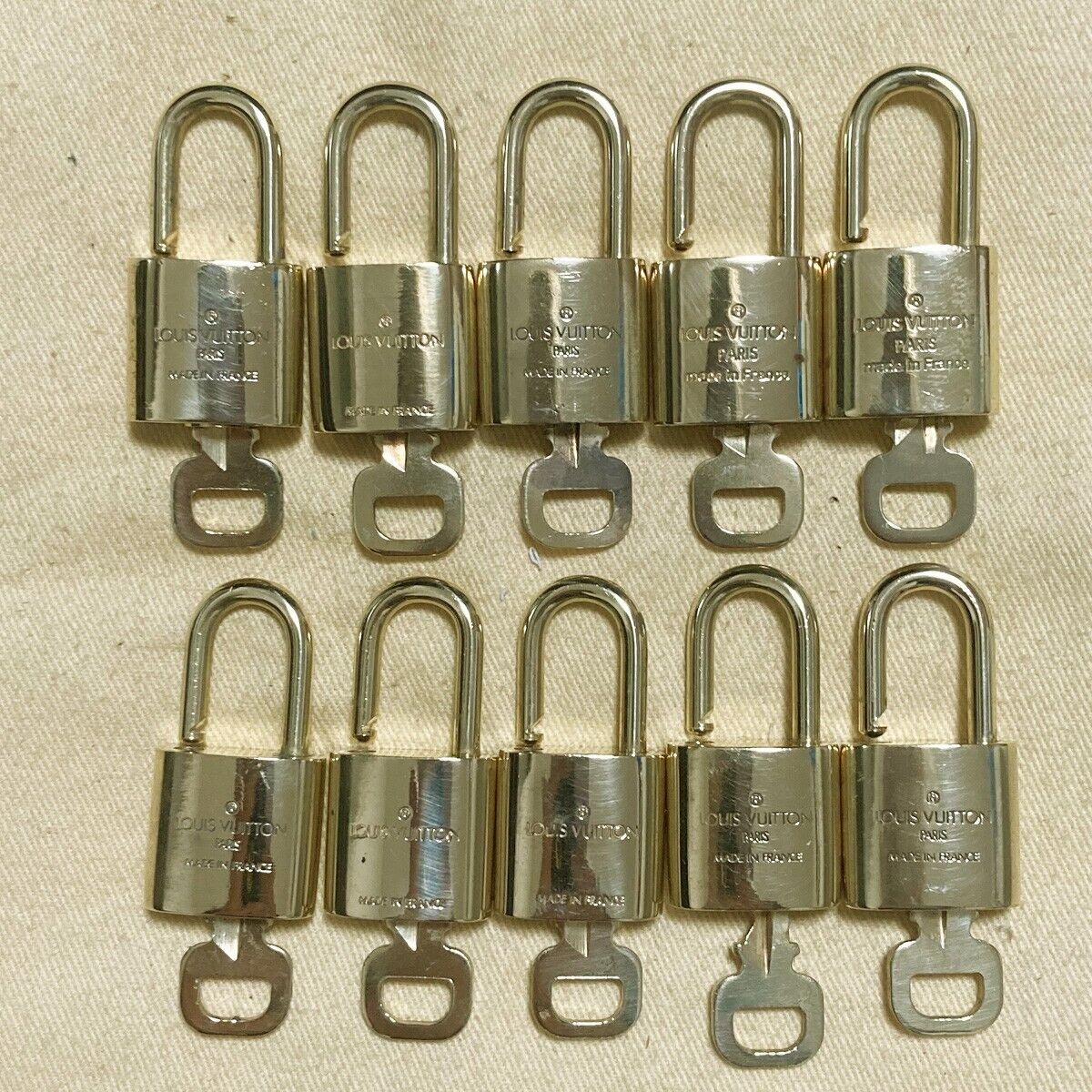 LOUIS VUITTON LV 10 SET PADLOCK KEY CHARM CADENA GOLD-PLATED FRANCE 62PDA159