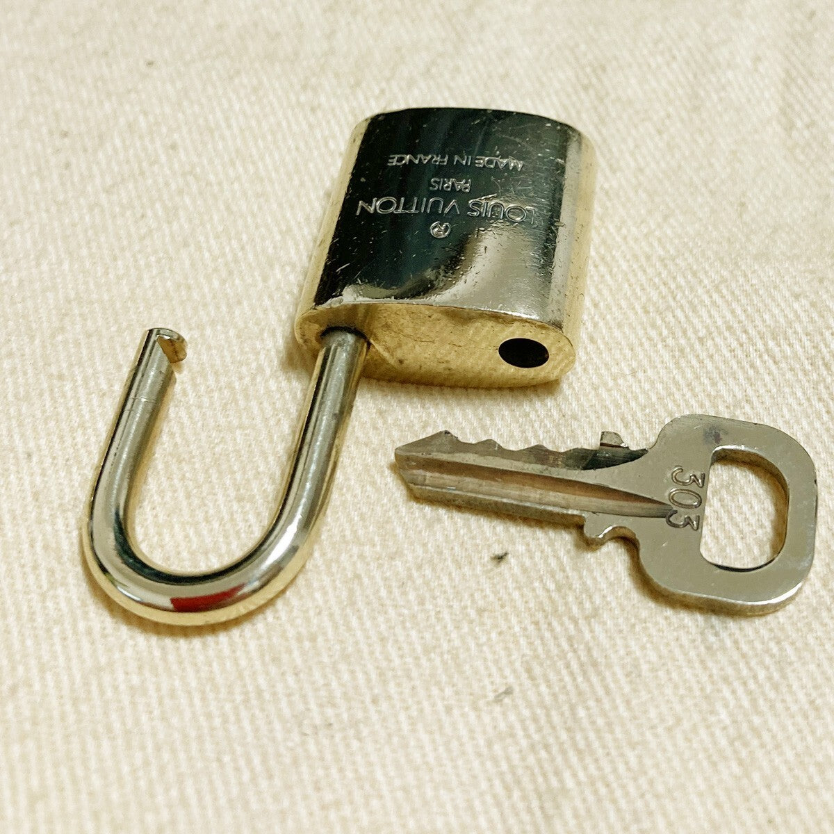 LOUIS VUITTON LV 10 SET PADLOCK KEY CHARM CADENA GOLD-PLATED FRANCE 80PDA139