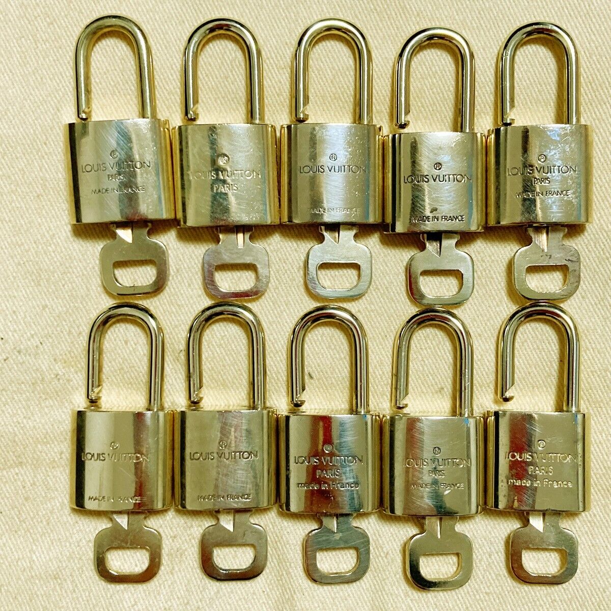 AUTHENTIC LOUIS VUITTON LV 10 SET PADLOCK KEY CHARM CADENA GOLD FRANCE 31PDA143