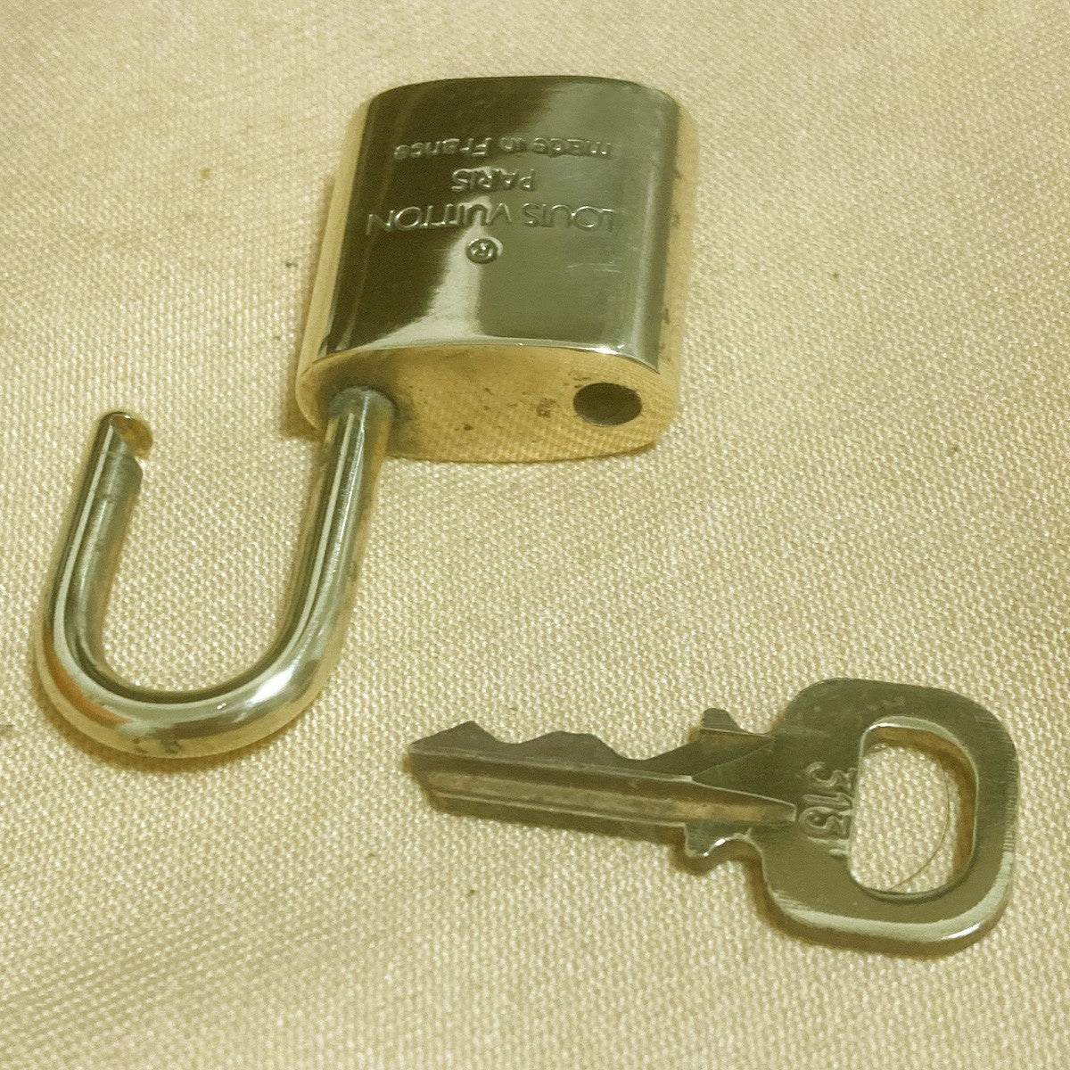 LOUIS VUITTON LV 10 SET PADLOCK KEY CHARM CADENA GOLD-PLATED FRANCE 02PDA318