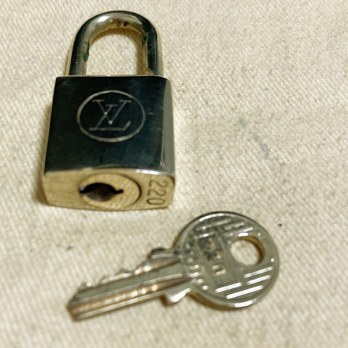 LOUIS VUITTON LV 10 SET PADLOCK KEY CHARM CADENA GOLD-PLATED FRANCE 62PDA176