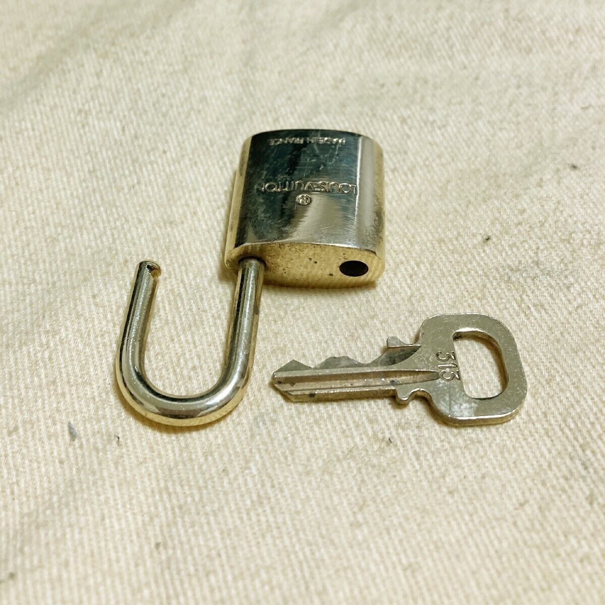 LOUIS VUITTON LV 10 SET PADLOCK KEY CHARM CADENA GOLD-PLATED FRANCE 61PDA170