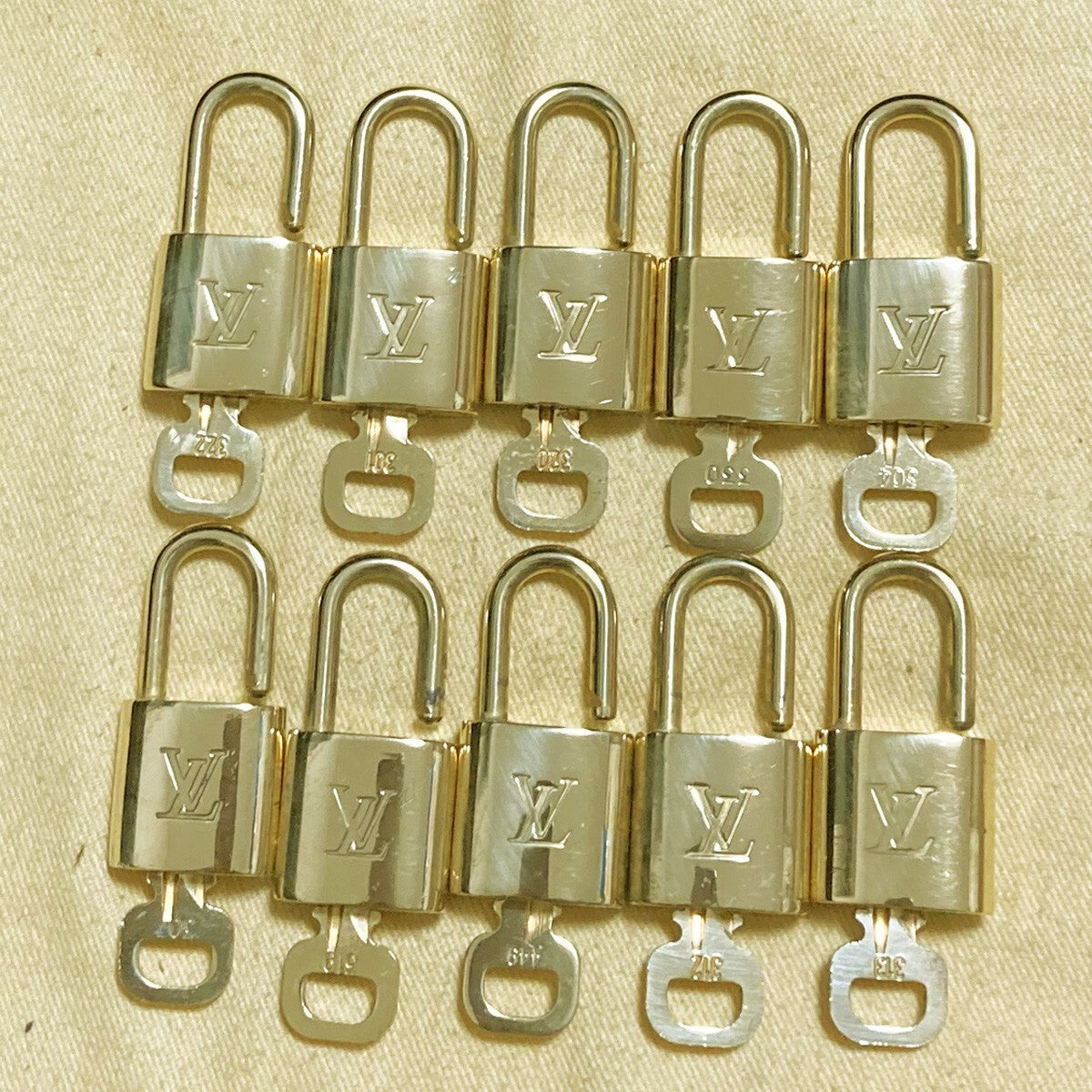 LOUIS VUITTON LV 10 SET PADLOCK KEY CHARM CADENA GOLD-PLATED FRANCE 65PDA234