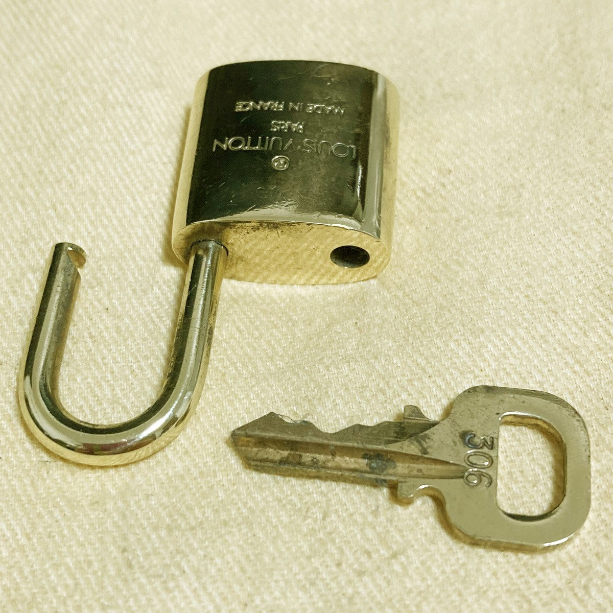 LOUIS VUITTON LV 10 SET PADLOCK KEY CHARM CADENA GOLD-PLATED FRANCE 37PDA290