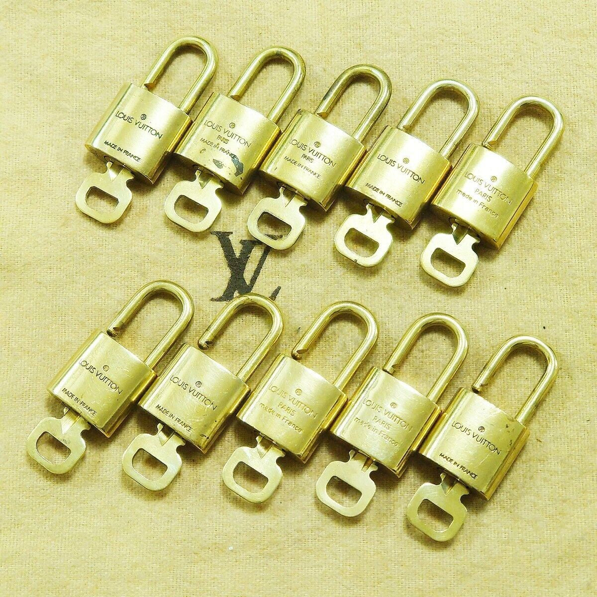 LOUIS VUITTON LV 10 SET PADLOCK KEY BAG CHARM CADENA GOLD PLATED FRANCE 36HA043