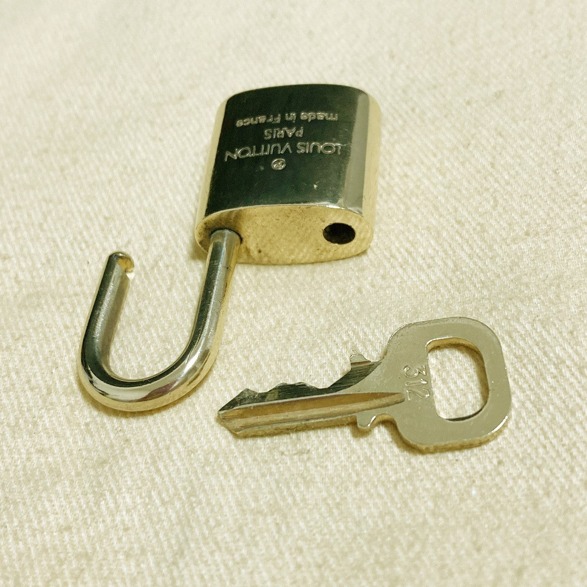 LOUIS VUITTON LV 10 SET PADLOCK KEY CHARM CADENA GOLD-PLATED FRANCE 31PDA265