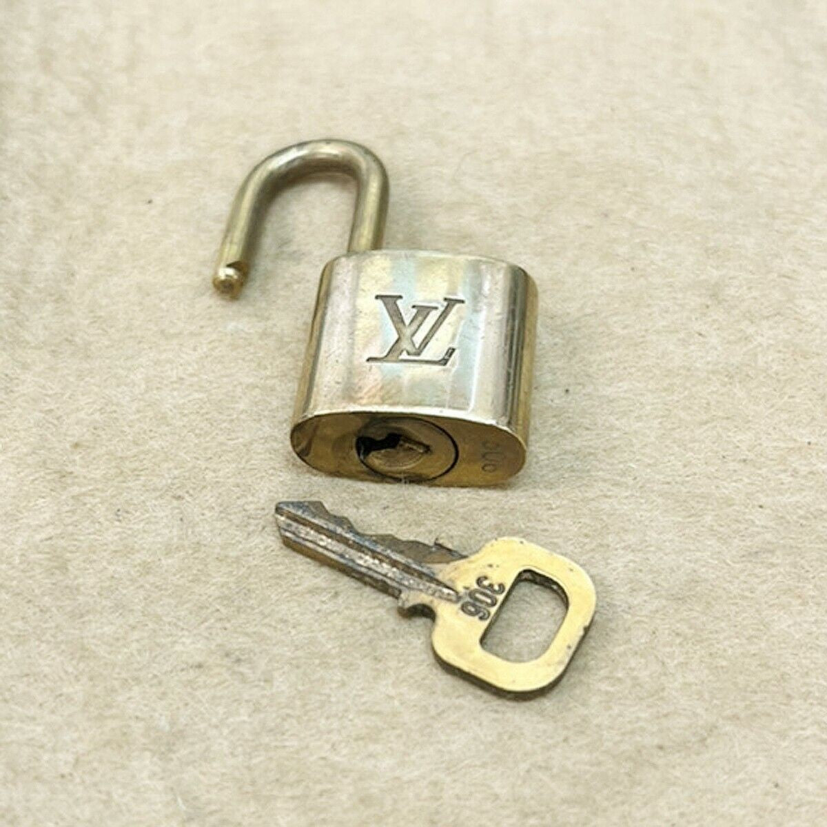 LOUIS VUITTON LV 10 SET PADLOCK KEY BAG CHARM CADENA GOLD-PLATED FRANCE 36JF655