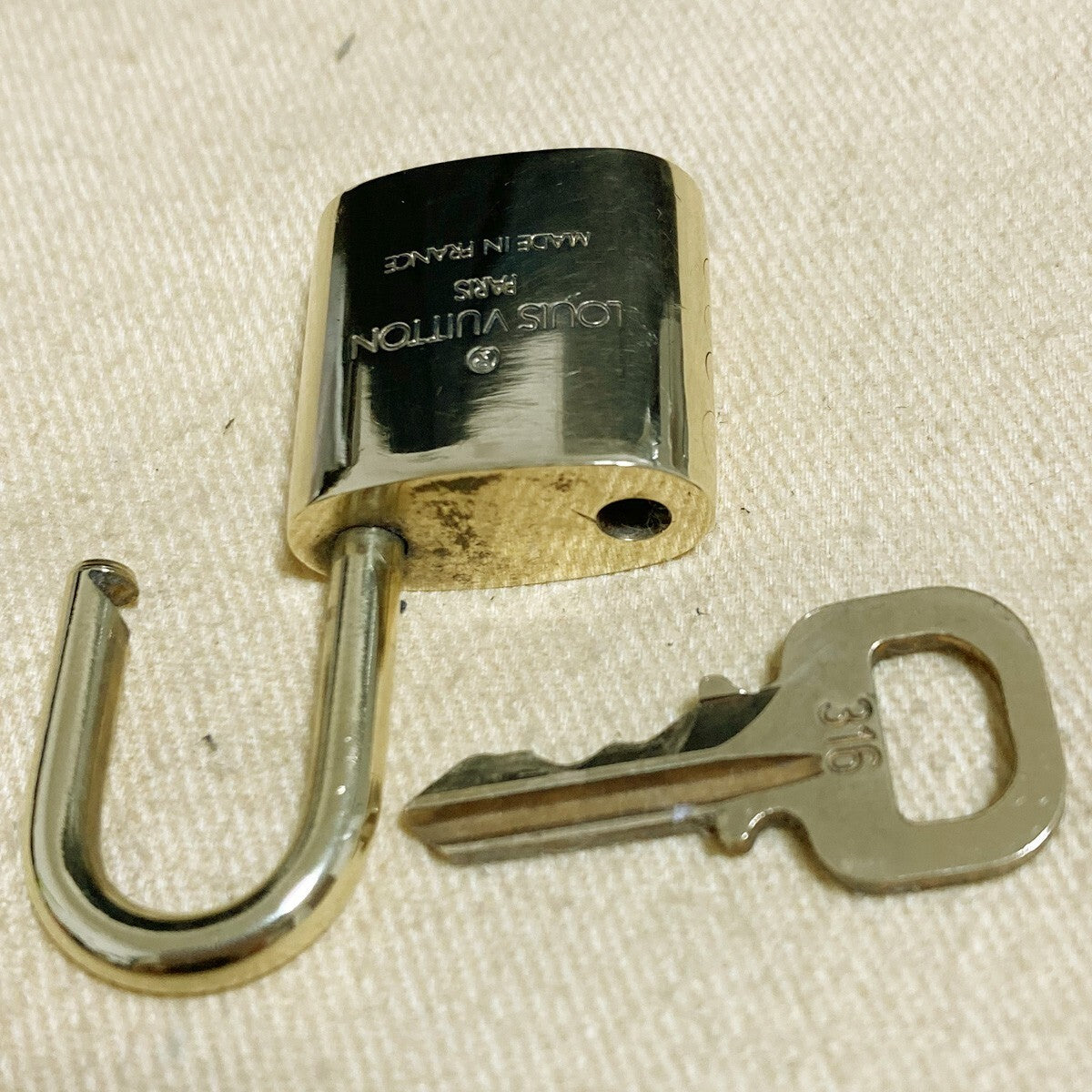 LOUIS VUITTON LV 10 SET PADLOCK KEY CHARM CADENA GOLD-PLATED FRANCE 65PDA209