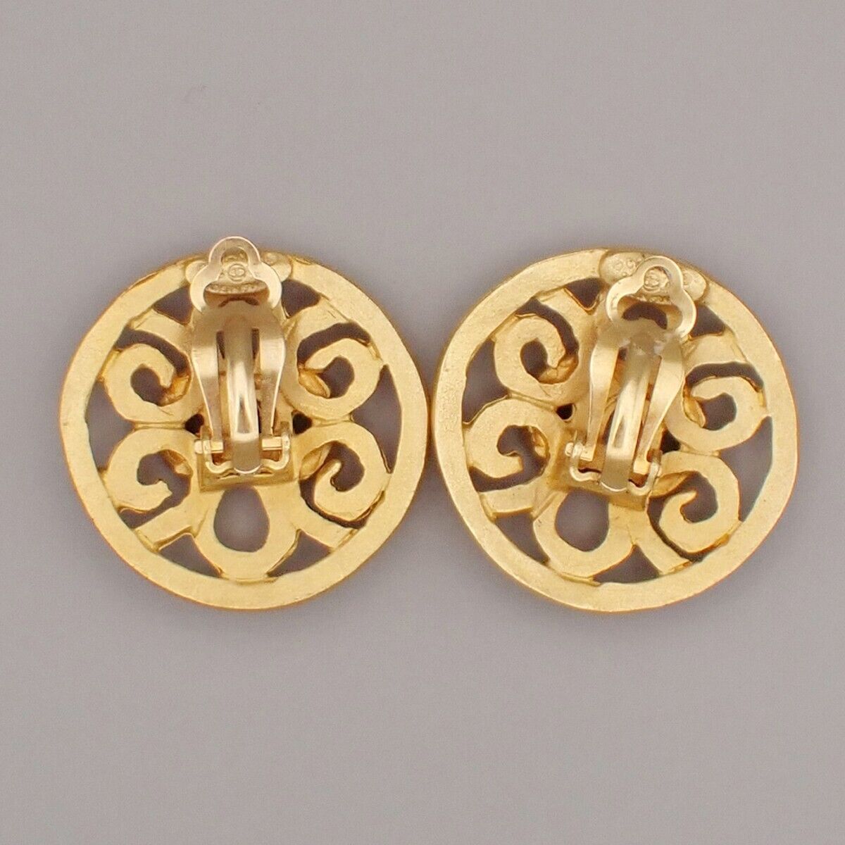 CHANEL CC Logo Round Earrings 95P Clip-On Gold GHW France Vintage 83RK700