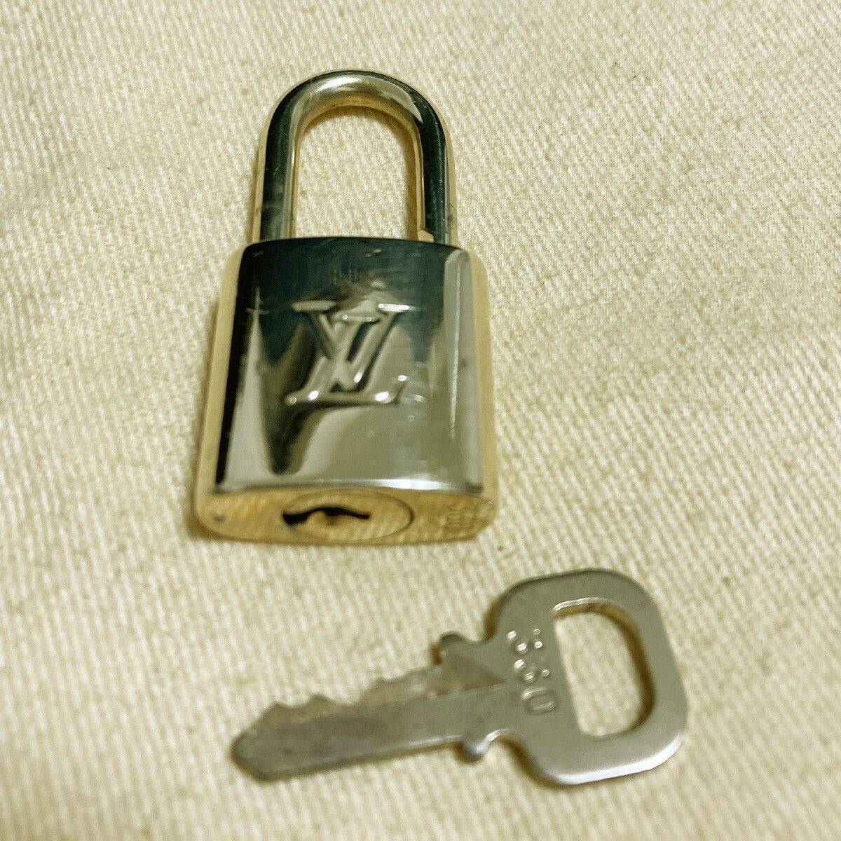 LOUIS VUITTON LV 10 SET PADLOCK KEY CHARM CADENA GOLD-PLATED FRANCE 31PDA168