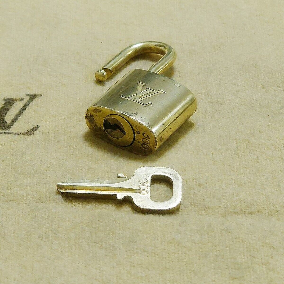 LOUIS VUITTON LV 10 SET PADLOCK KEY BAG CHARM CADENA GOLD PLATED FRANCE 37HA122