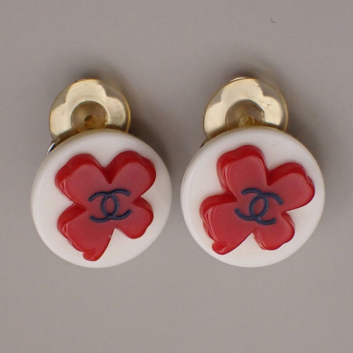 CHANEL CC Logo Clover Round Button Earrings 04P Clip-On White Silver 32YE499