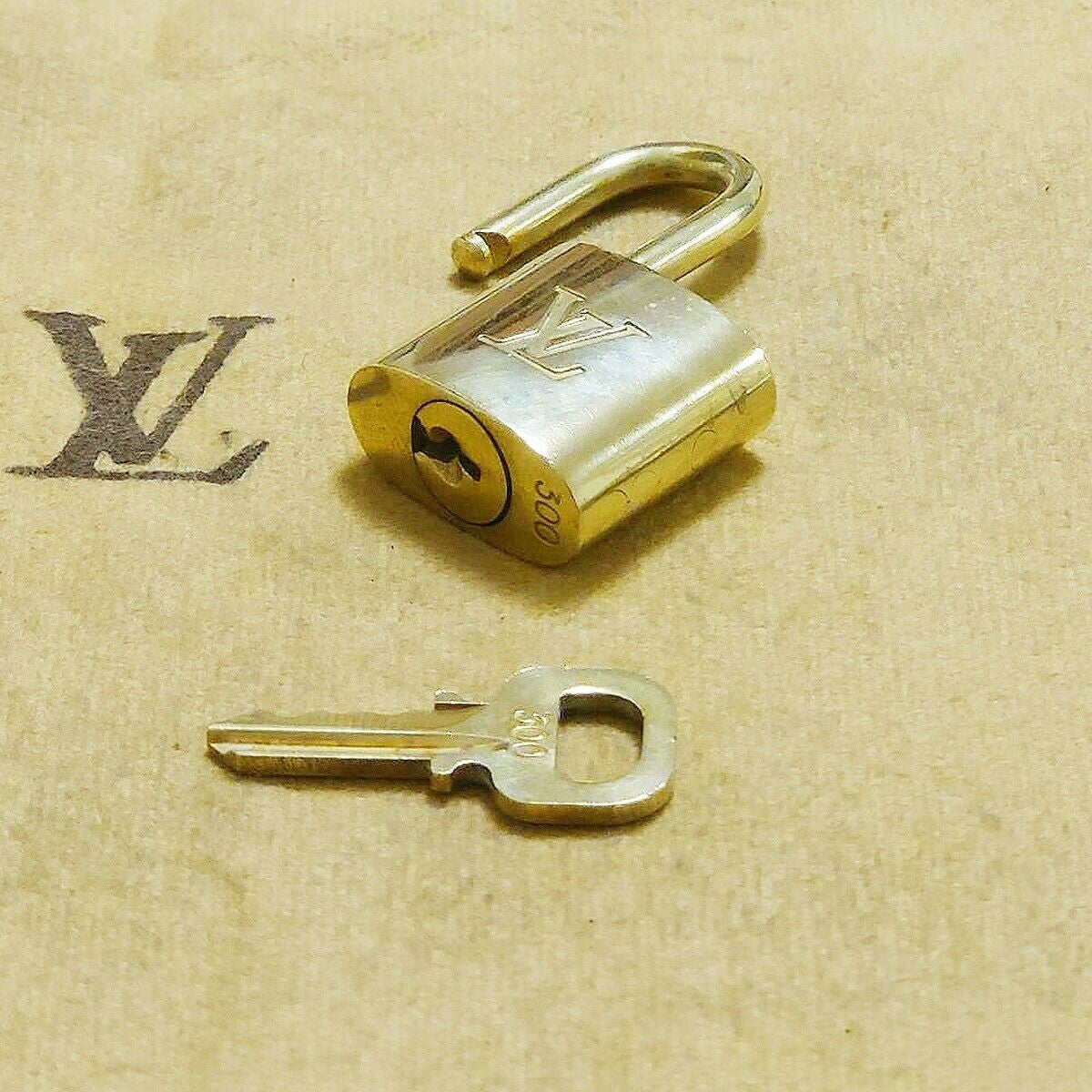 LOUIS VUITTON LV 10 SET PADLOCK KEY BAG CHARM CADENA GOLD PLATED FRANCE 35HA088