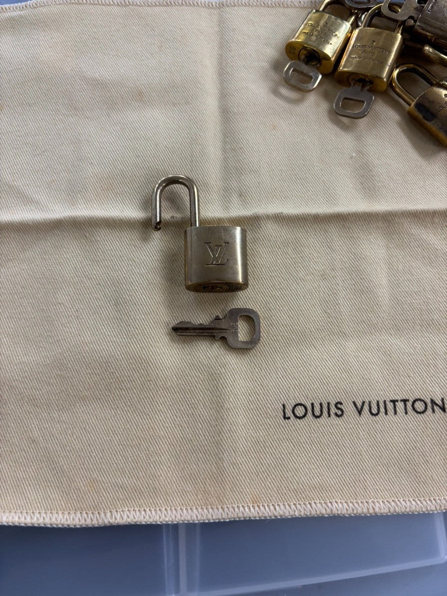 LOUIS VUITTON LV 12 SET PADLOCK KEY CHARM CADENA GOLD-PLATED FRANCE 37PDA292