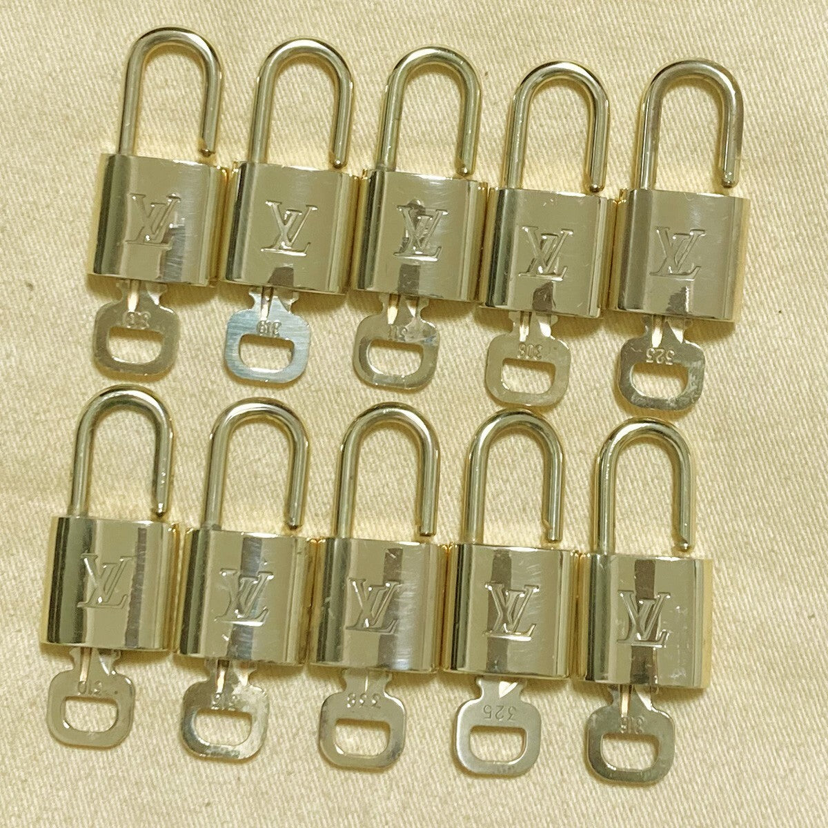 LOUIS VUITTON LV 10 SET PADLOCK KEY CHARM CADENA GOLD-PLATED FRANCE 65PDA209