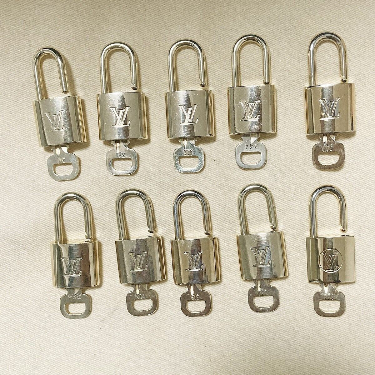 LOUIS VUITTON LV 10 SET PADLOCK KEY BAG CHARM CADENA GOLD PLATED FRANCE 35PDA015