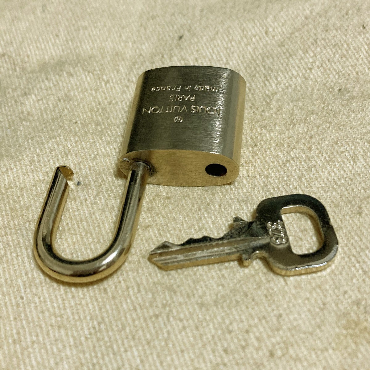LOUIS VUITTON LV 10 SET PADLOCK KEY CHARM CADENA GOLD-PLATED FRANCE 33PDA178