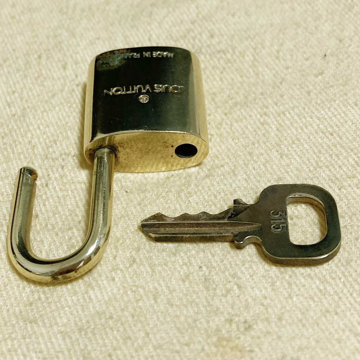LOUIS VUITTON LV 10 SET PADLOCK KEY CHARM CADENA GOLD-PLATED FRANCE 37PDA193