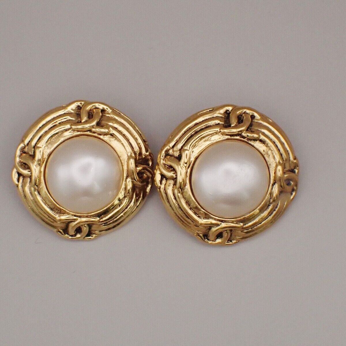 CHANEL CC Imitation Pearl Round Button Earrings 94P Clip-On Gold-Plated 33RK234