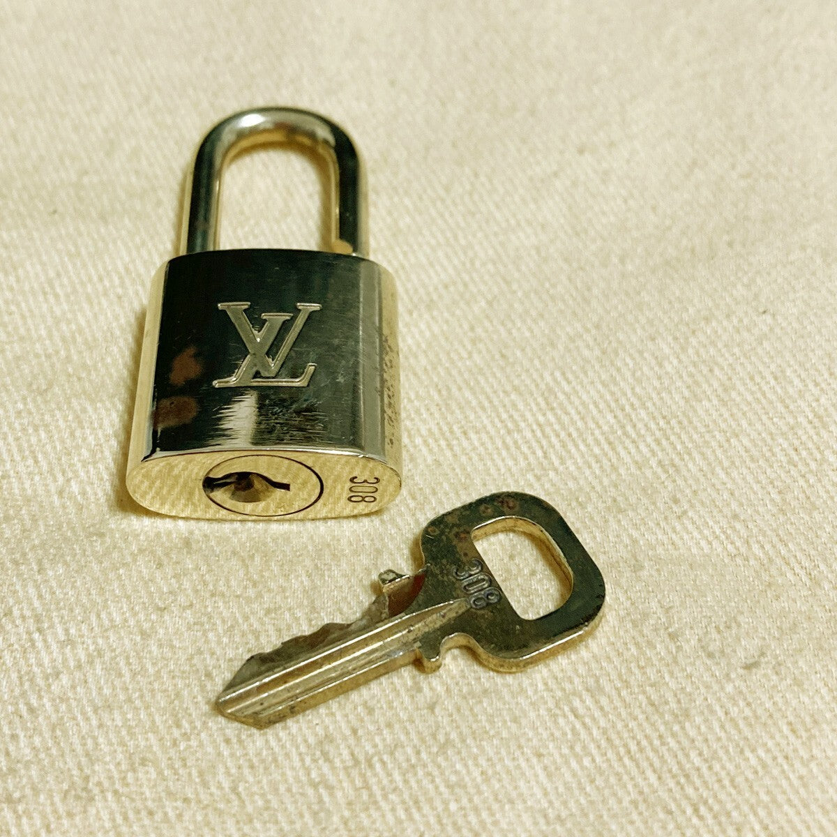 LOUIS VUITTON LV 10 SET PADLOCK KEY CHARM CADENA GOLD-PLATED FRANCE 39PDA179