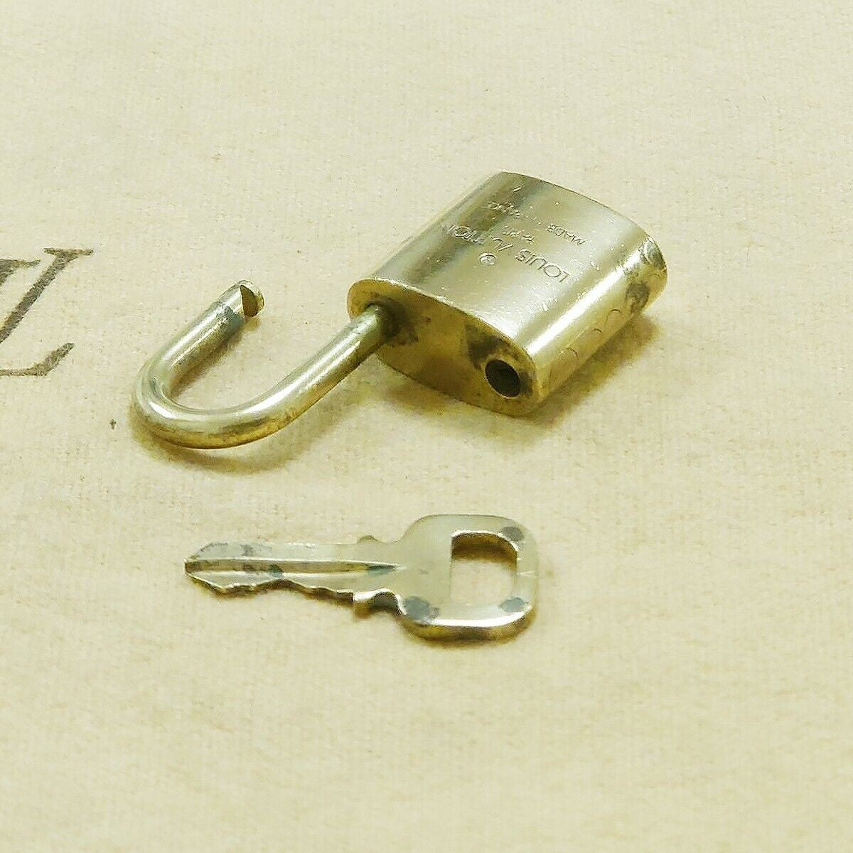 LOUIS VUITTON LV 10 SET PADLOCK KEY BAG CHARM CADENA GOLD PLATED FRANCE 33HA078